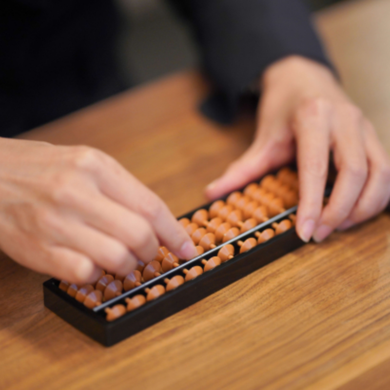 そろばんを弾いている男性の手元