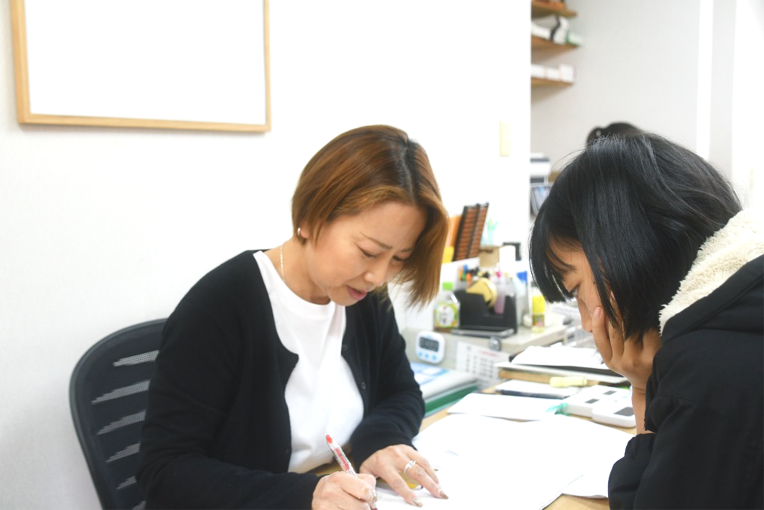 そろばんの指導を受ける子供たち