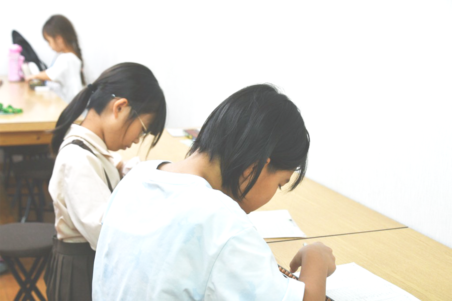 そろばんの授業を受ける子供たち