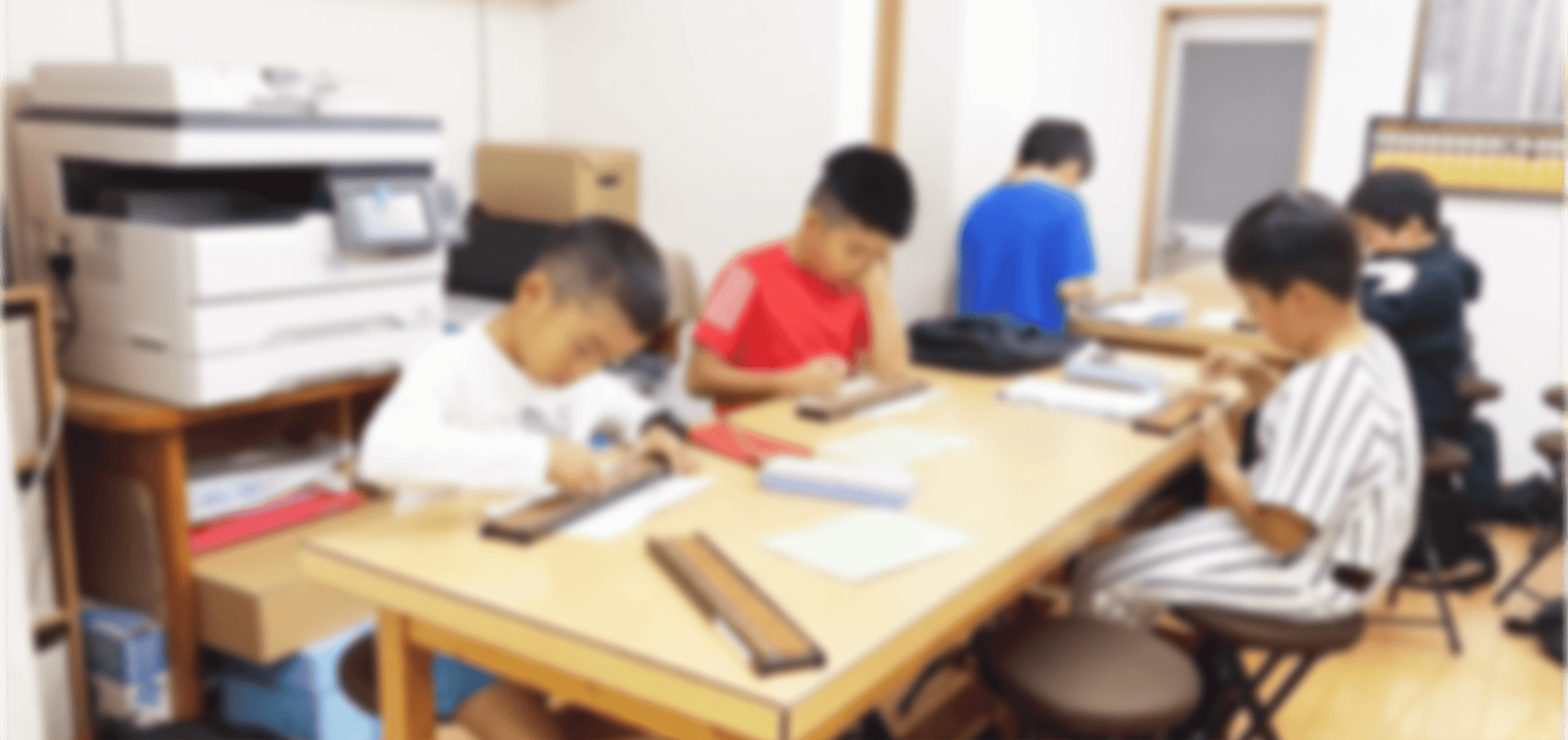 そろばんの授業を受ける子供たち