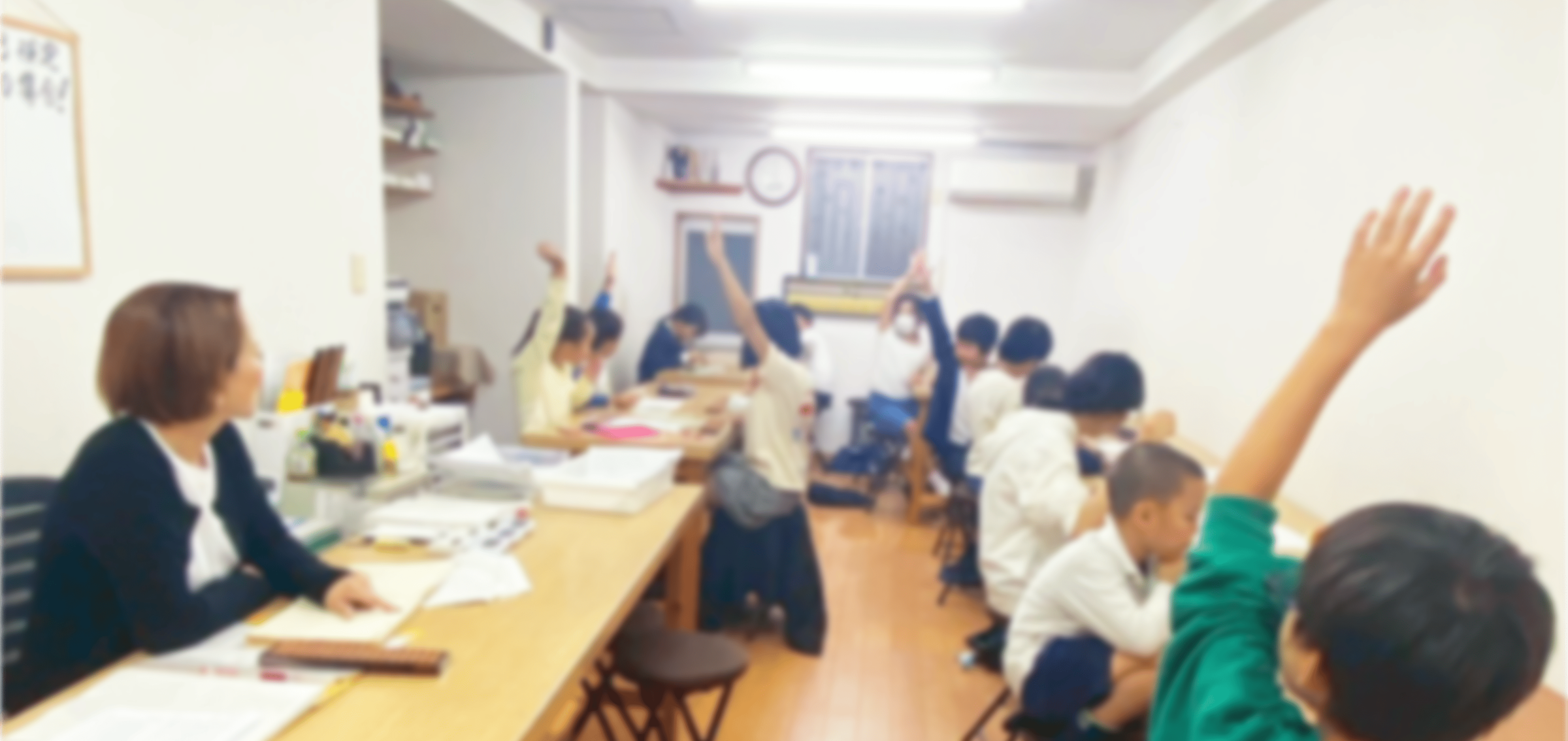 そろばんの授業を受ける子供たち