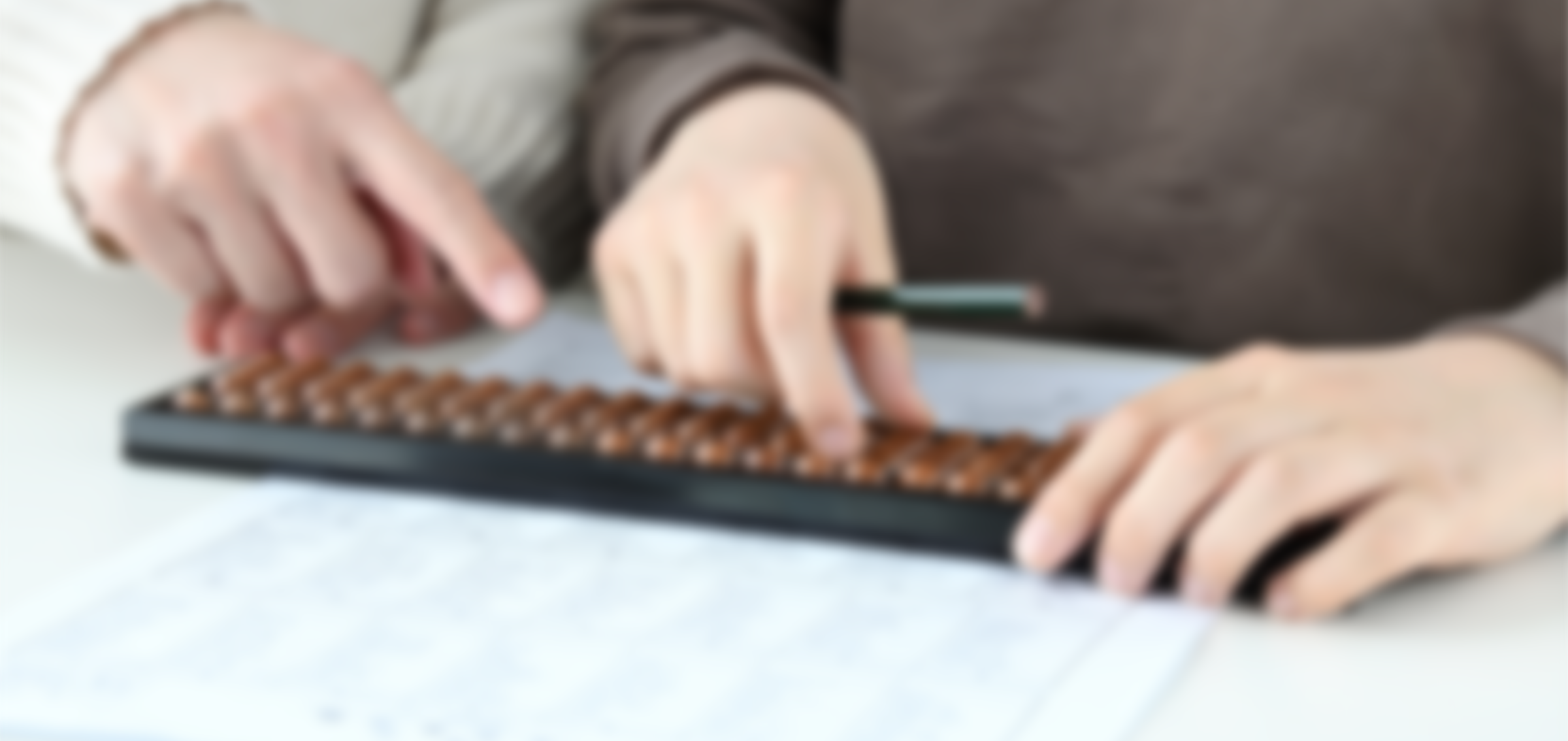 そろばんの指導を受ける子ども