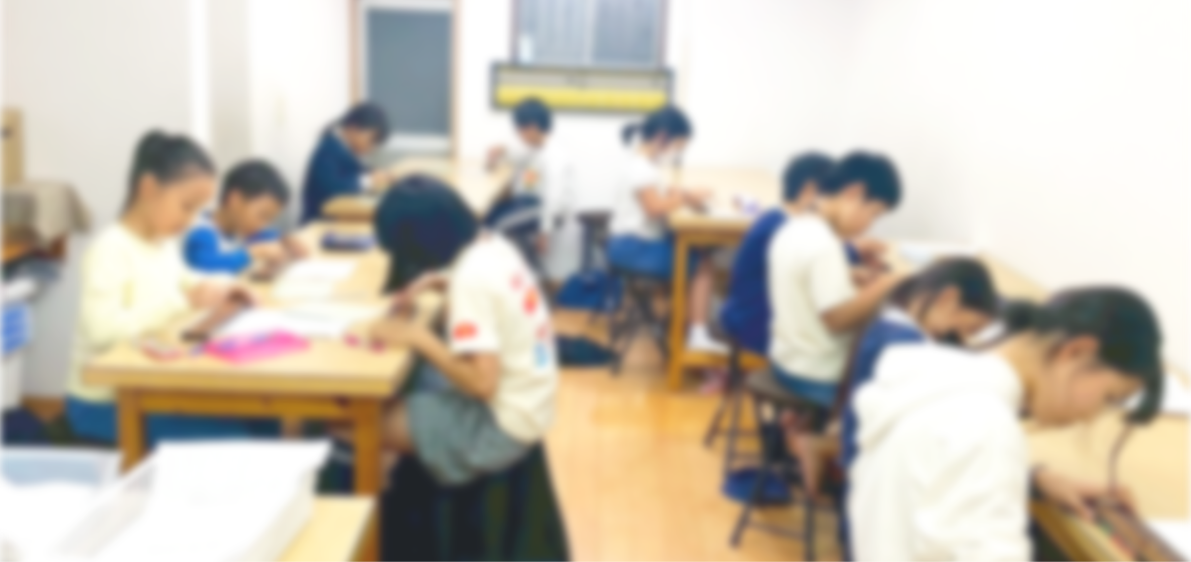 そろばんの授業を受ける子供たち