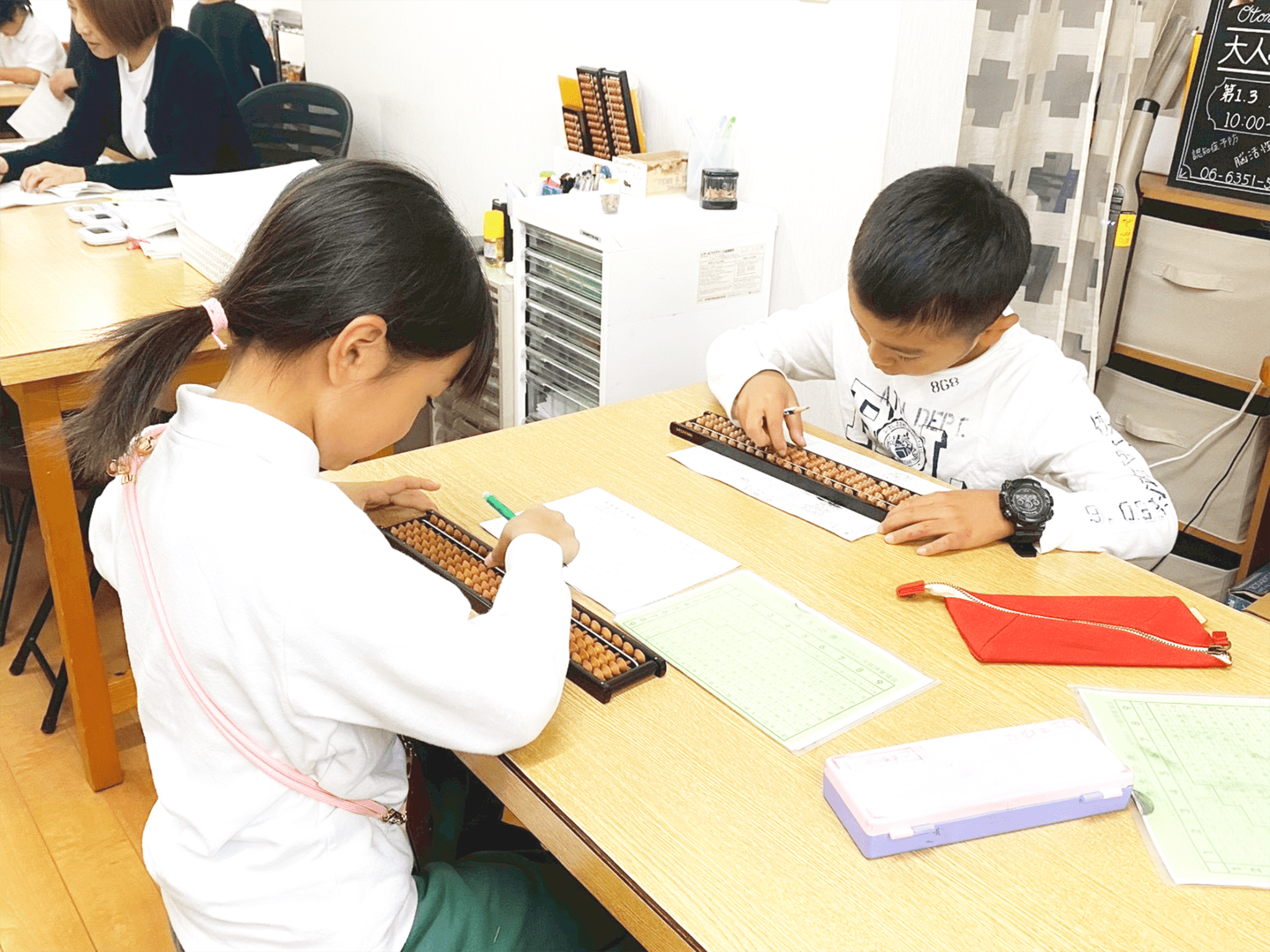 そろばんの授業を受ける子供たち