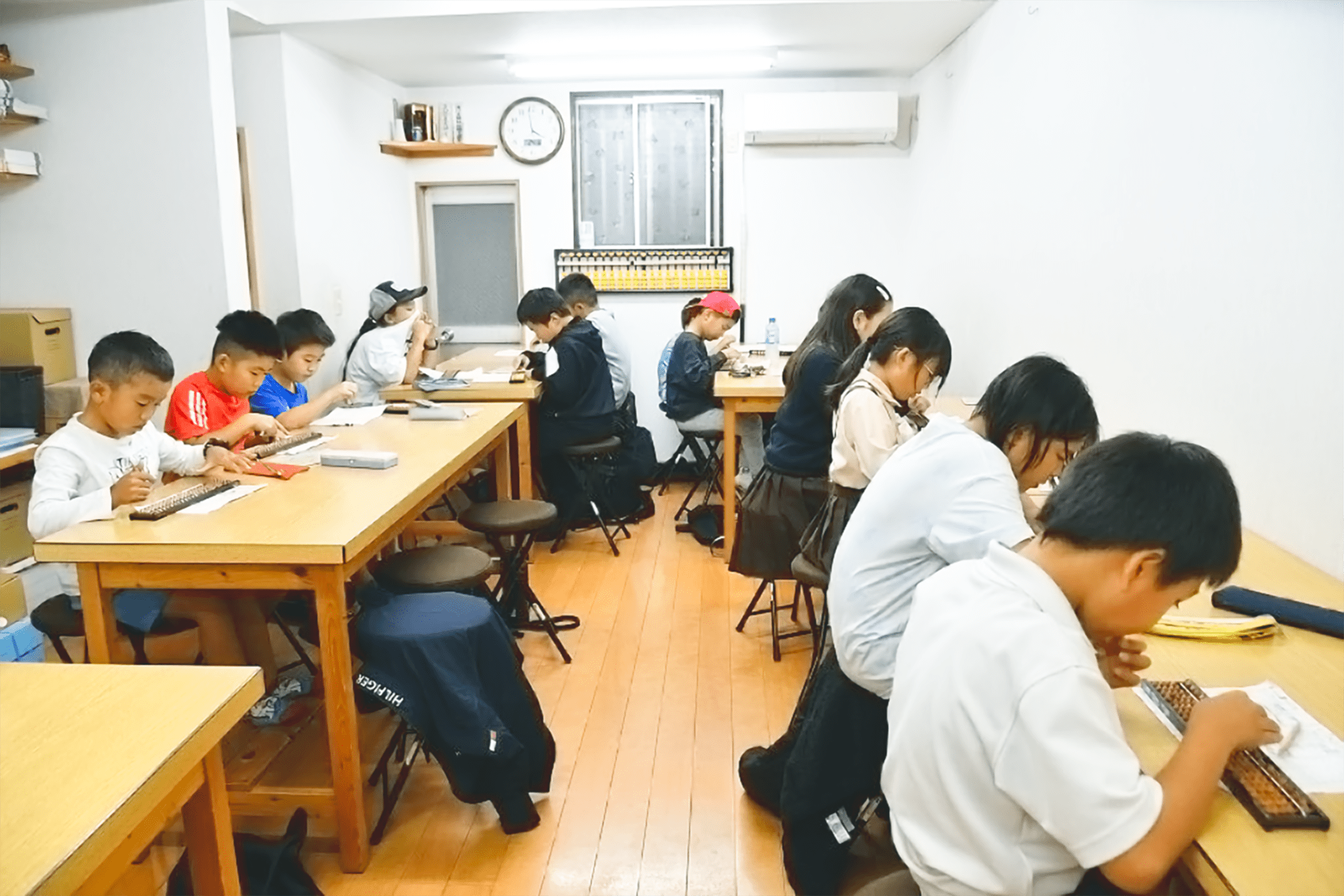 そろばんの授業を受ける子供たち