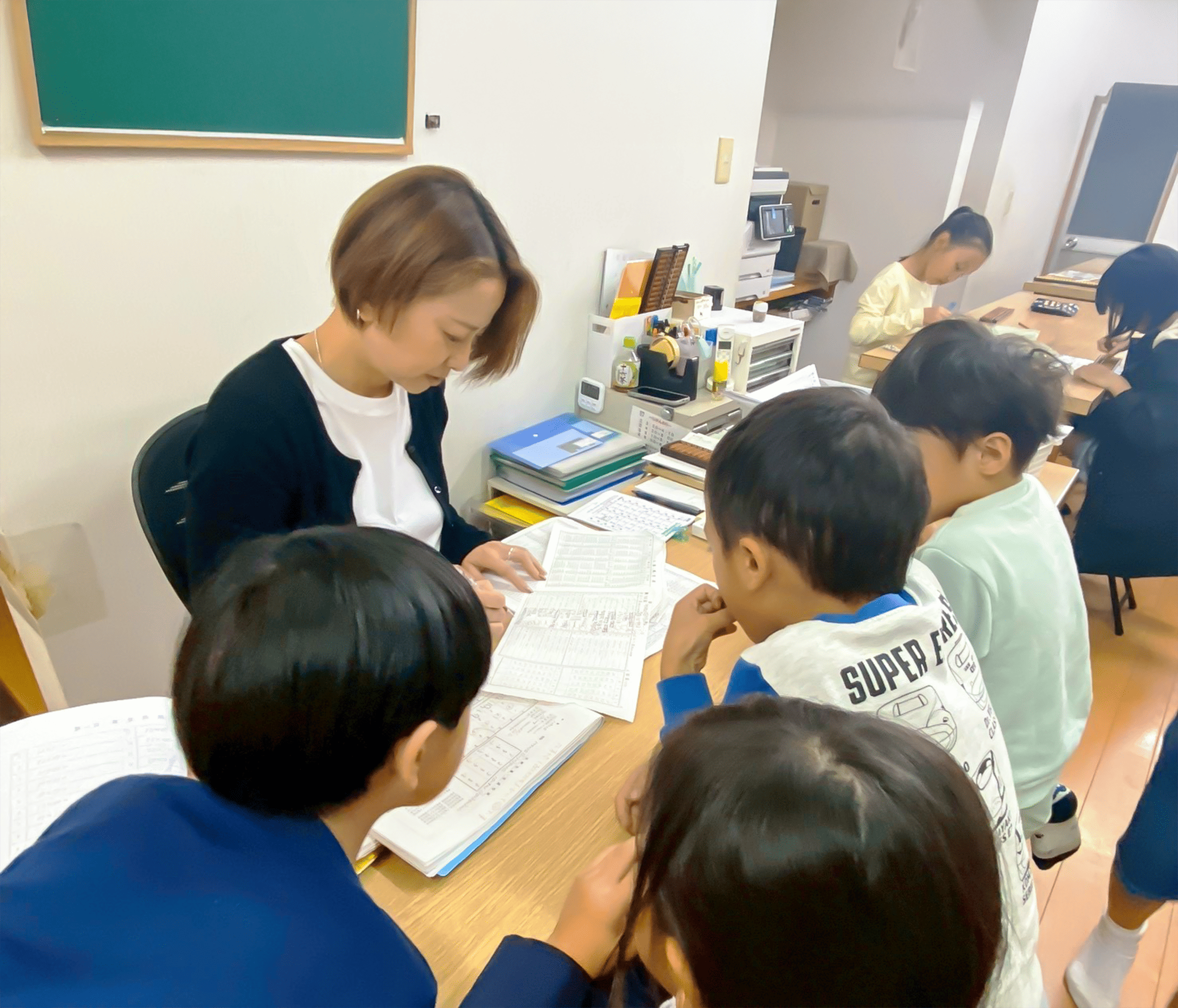 そろばんの指導を受ける子供たち