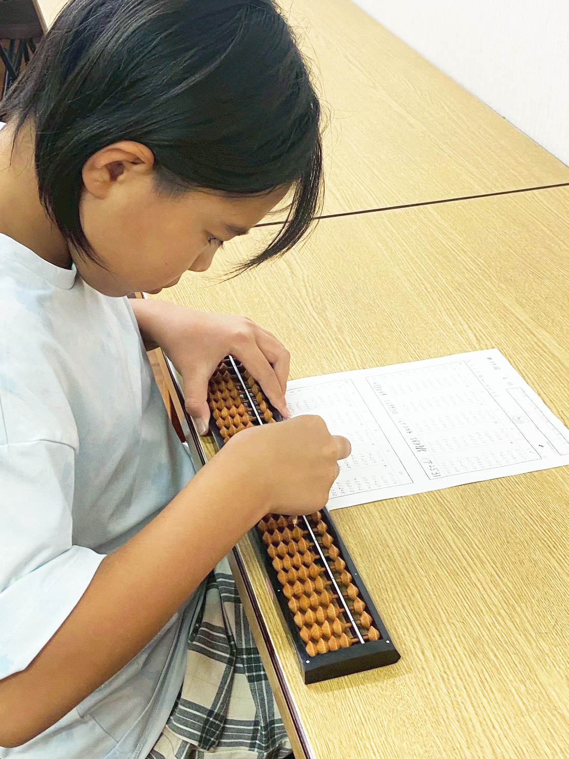 そろばんに取り組む子ども