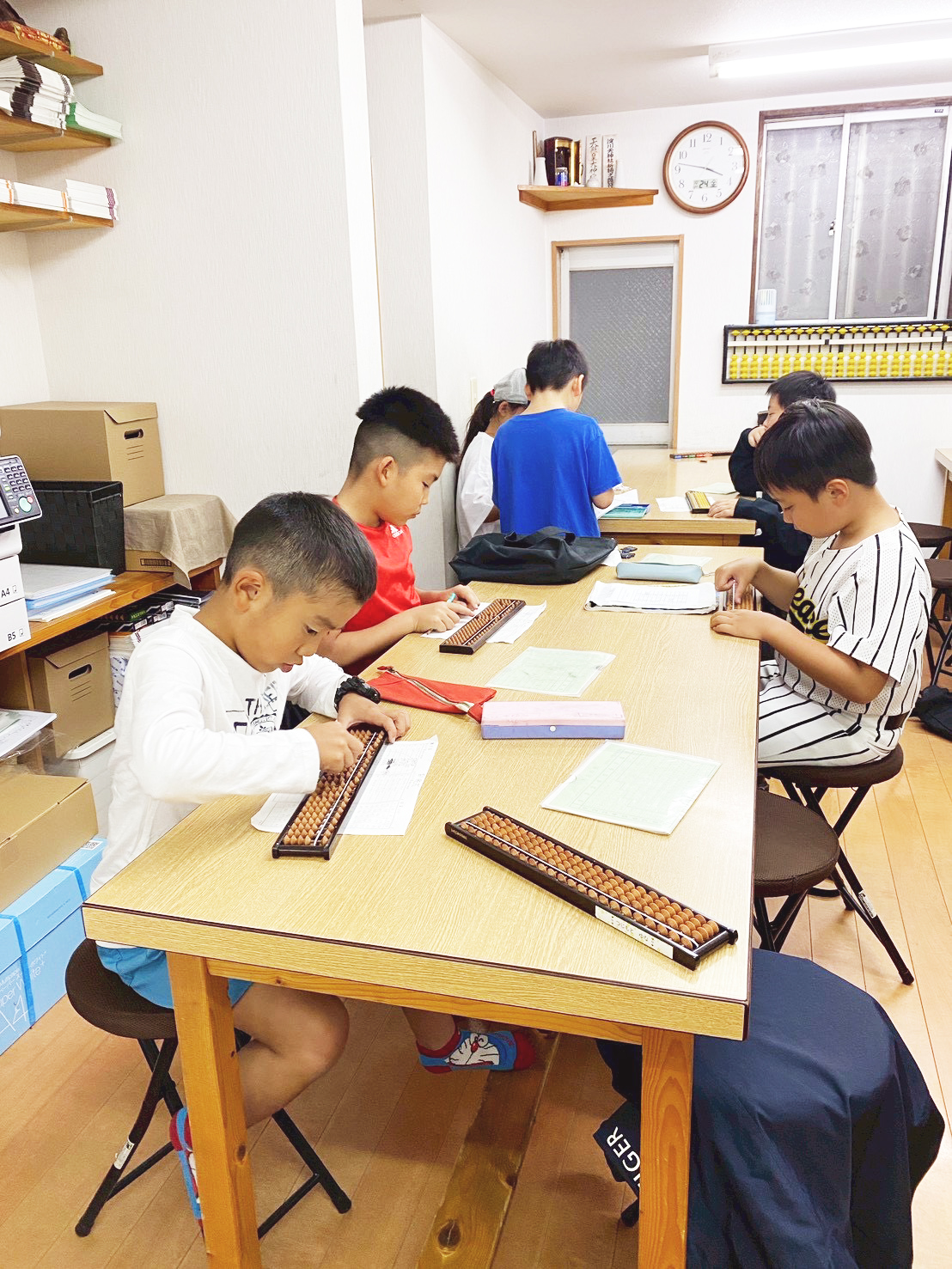 そろばんの授業を受ける子供たち