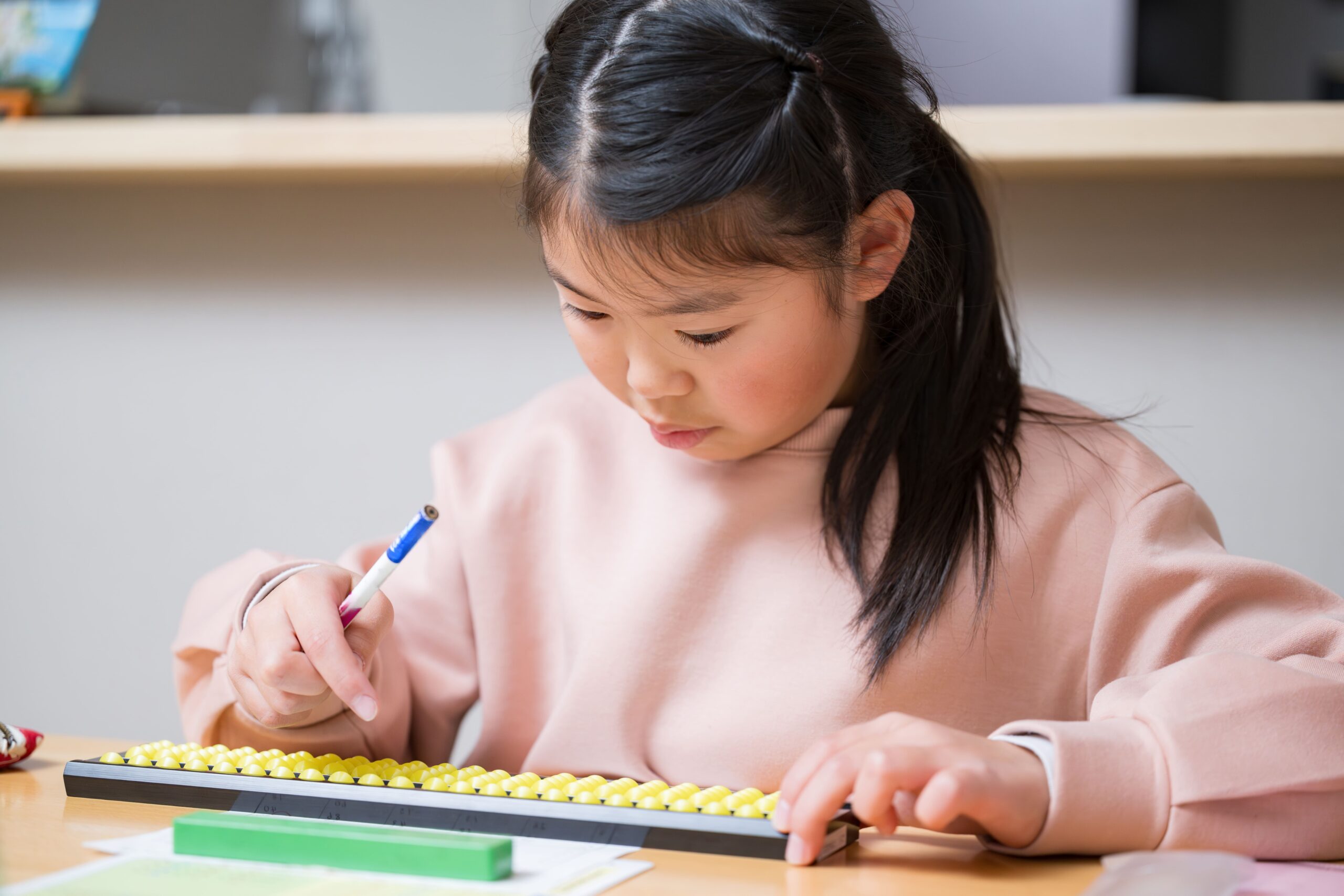 そろばんに取り組む子ども