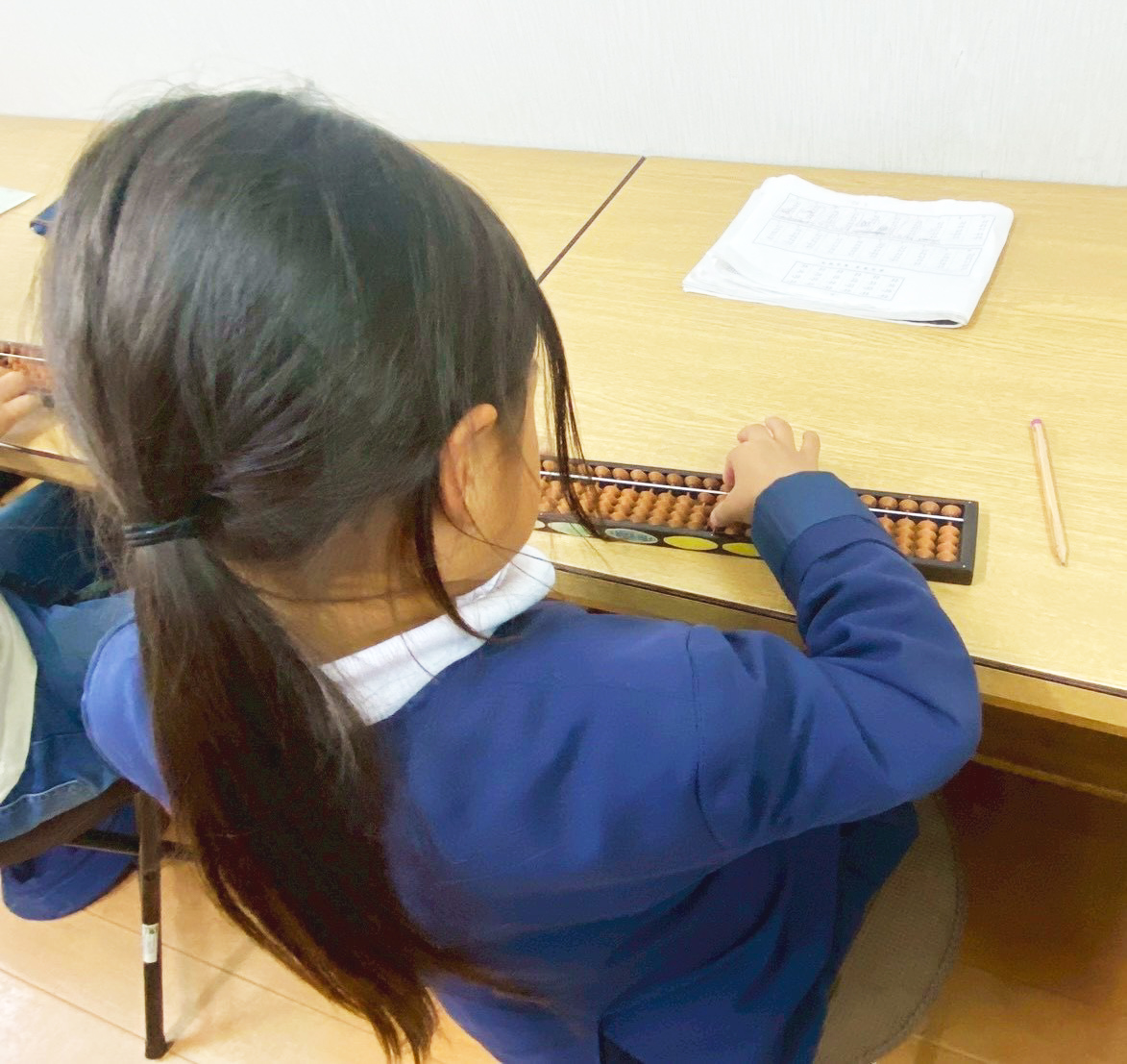 そろばんに取り組む子ども