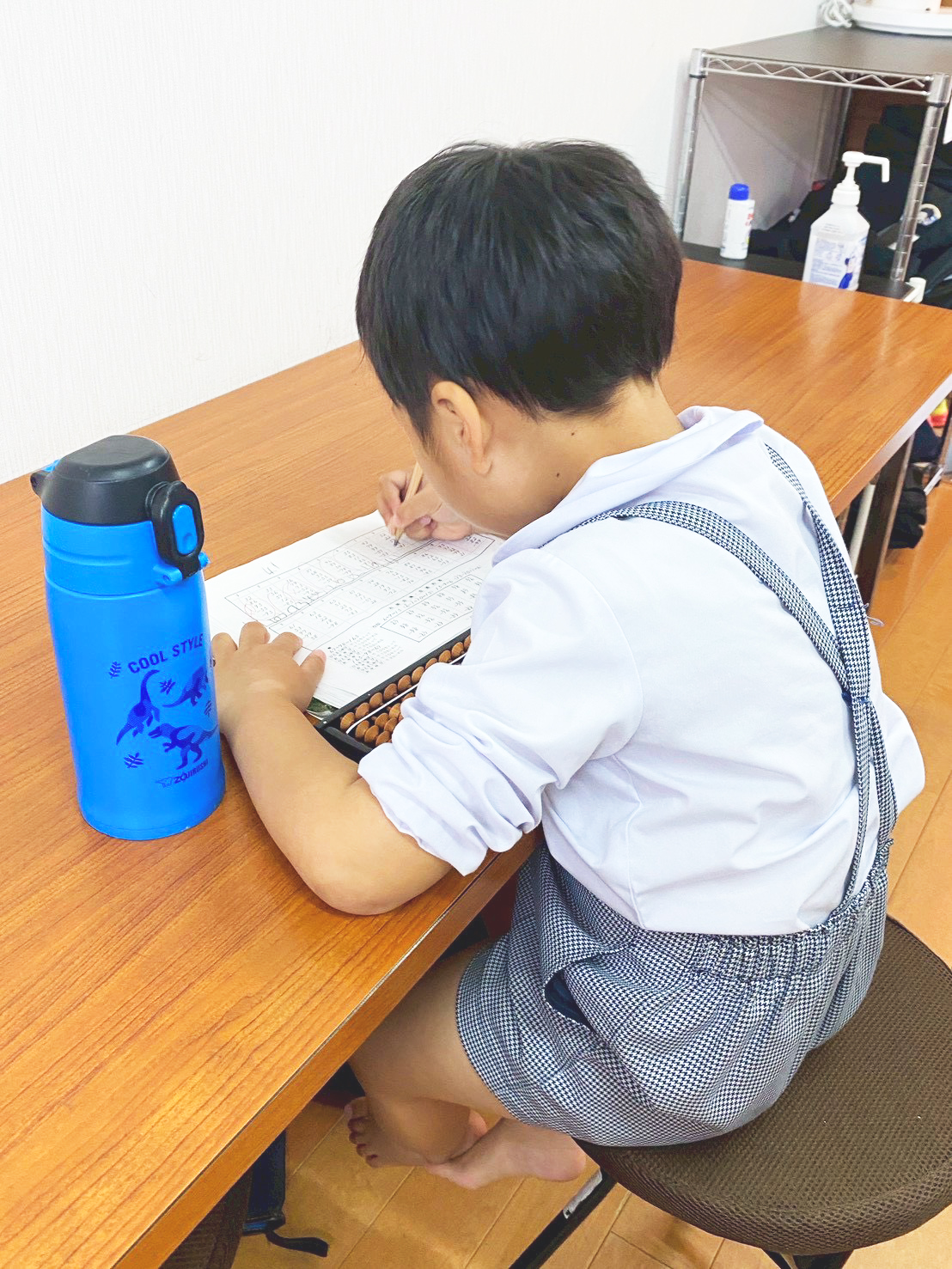 そろばんに取り組む子ども