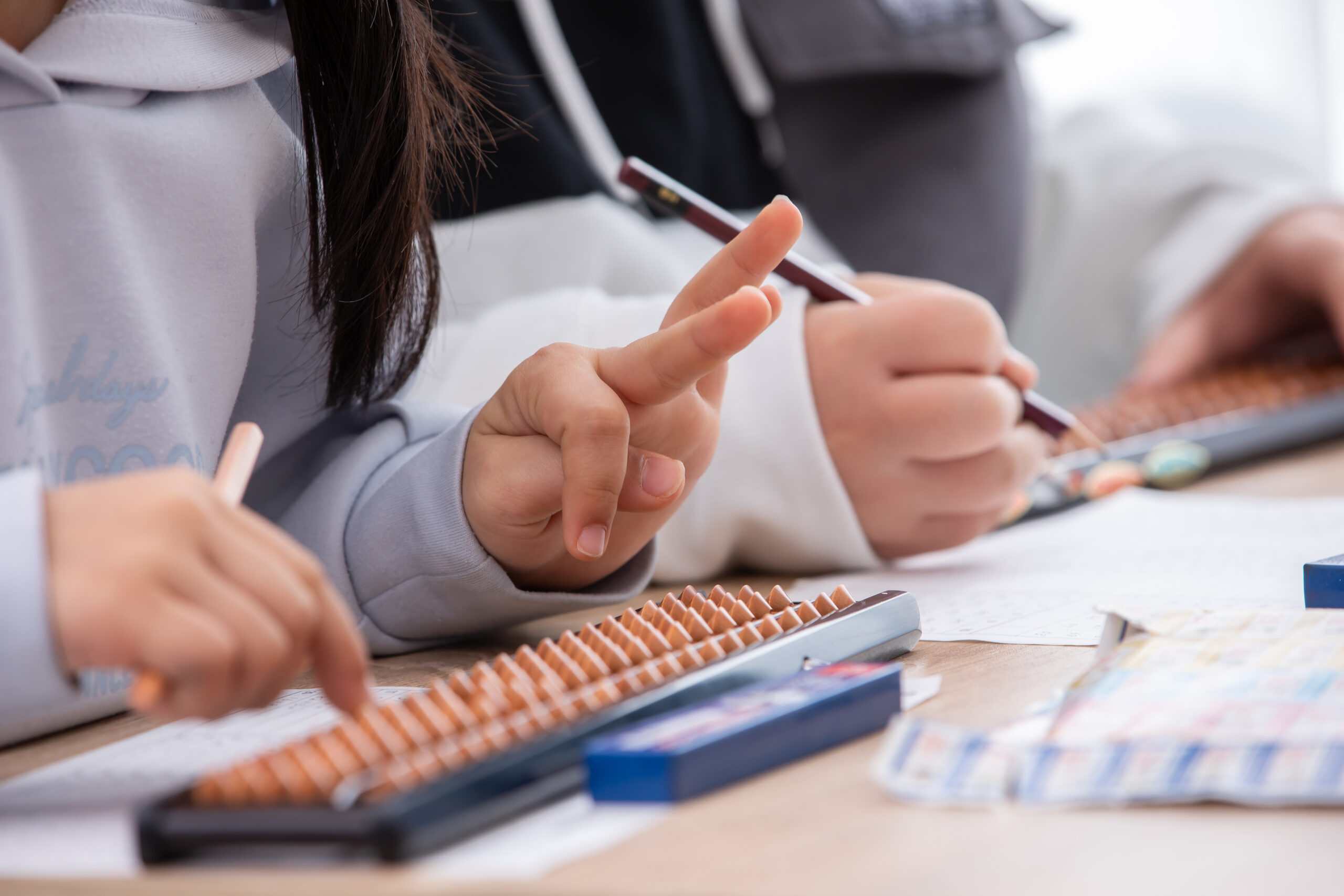 そろばんに取り組む子ども