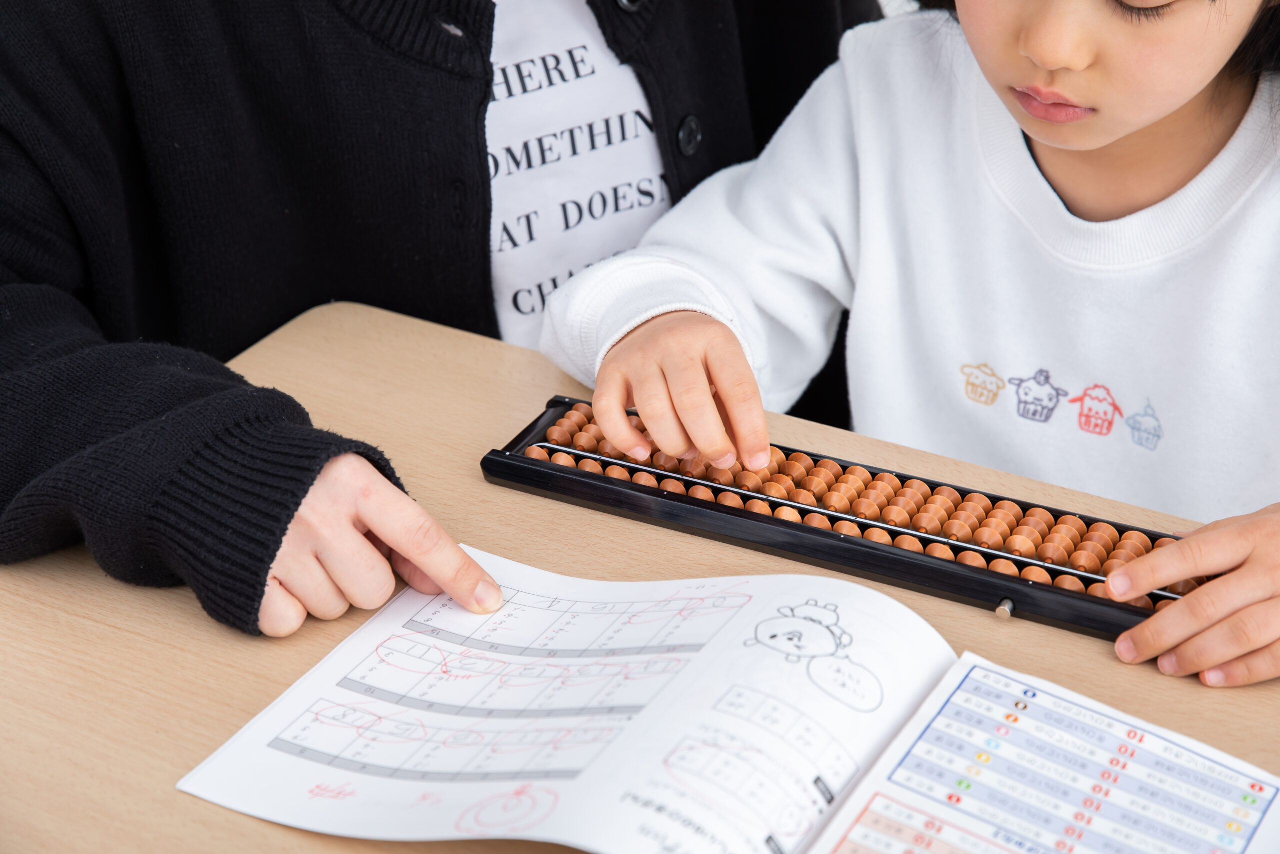 そろばんに取り組む子ども