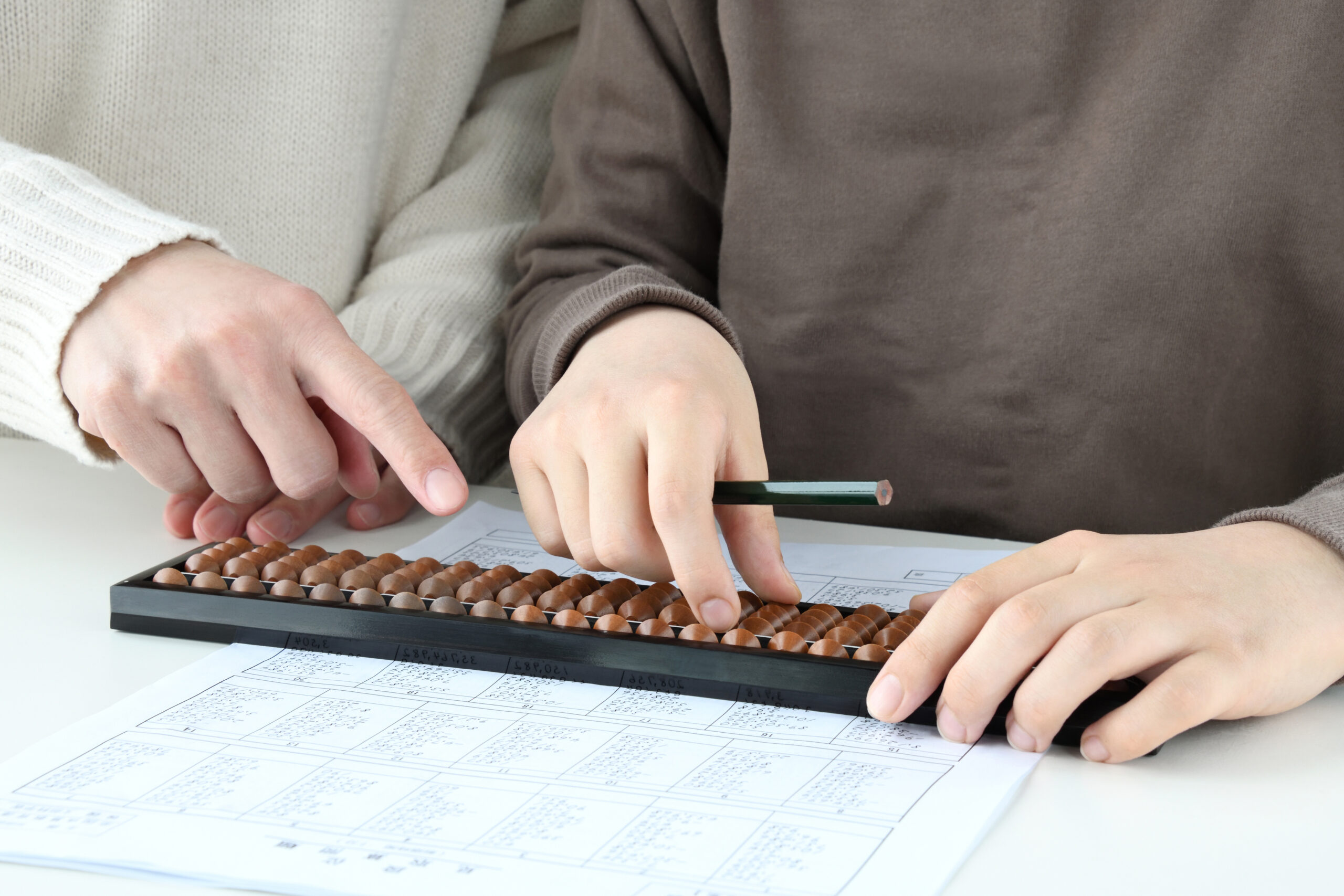 そろばんに取り組む子ども